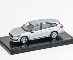 1:43 Škoda Superb IV Combi (2023) – stříbrná Pebble metalíza