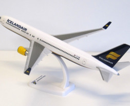 1:200 Boeing 767-319ER(WL), Icelandair, Named Gullborg (Snap-Fit)