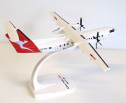 1:100 DHC-8-315Q Dash 8 QantasLink ″2010s″ Colors, Named ″Bundaberg″ (Snap-Fit)